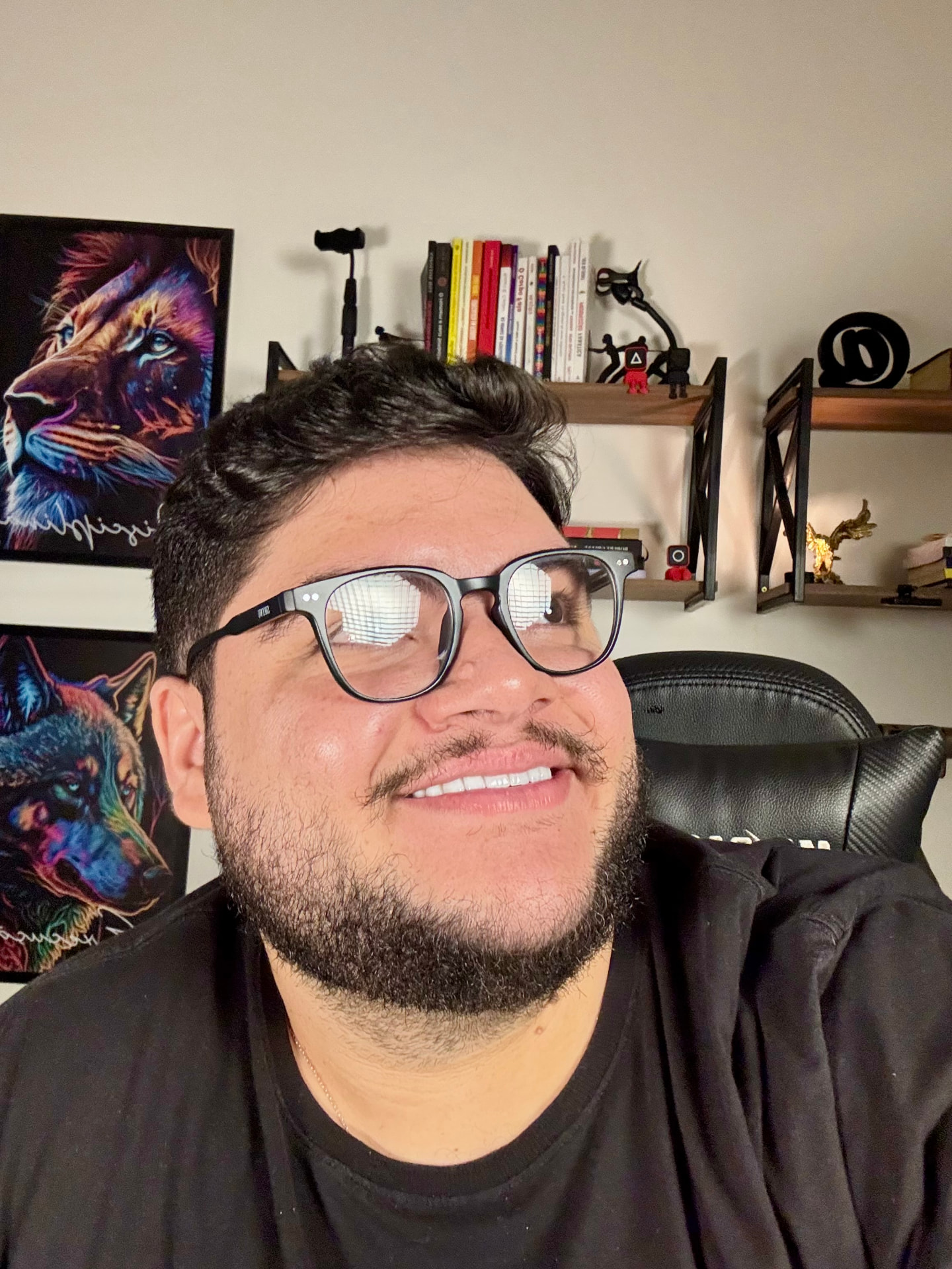 Matheus Vauren, fundador da Serra Azul Digital, sorrindo em seu escritório